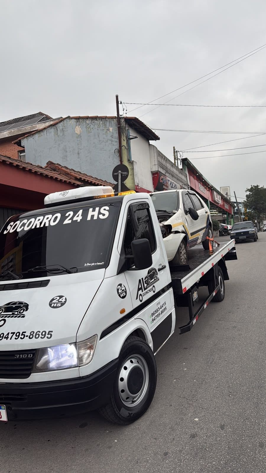 Carro embarcado na plataforma do guincho AL em São Paulo