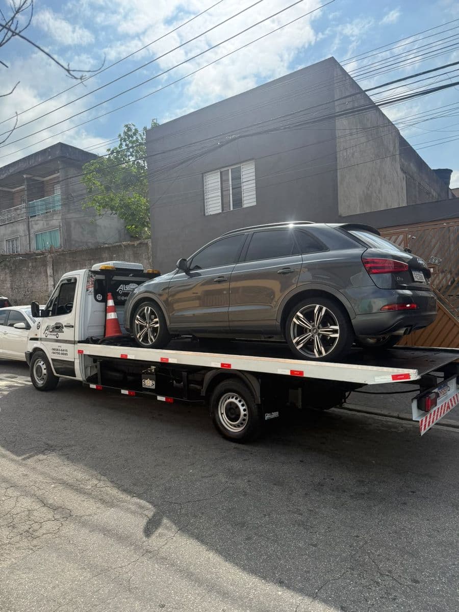 SUV transportado com segurança no guincho plataforma