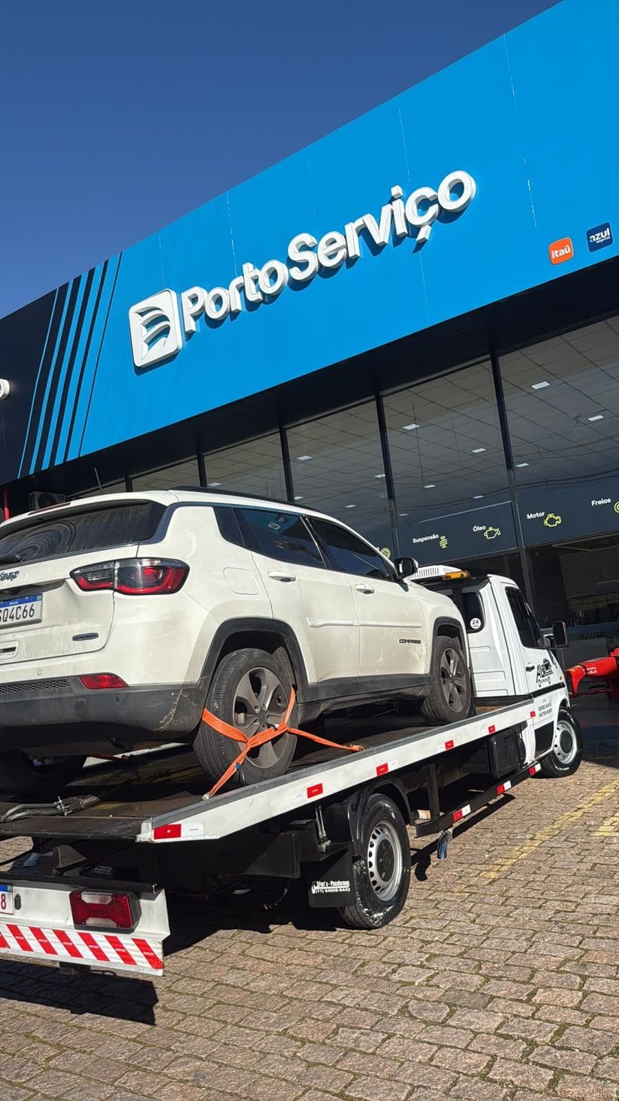 Guincho AL transportando um SUV em caminhão plataforma