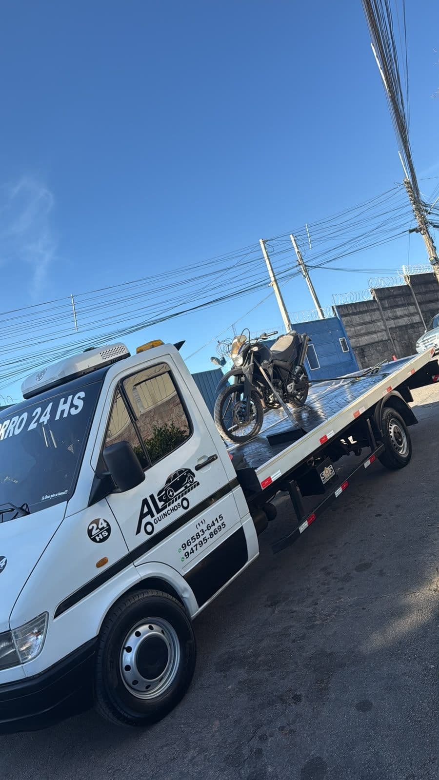 Moto sendo transportada na plataforma do guincho AL