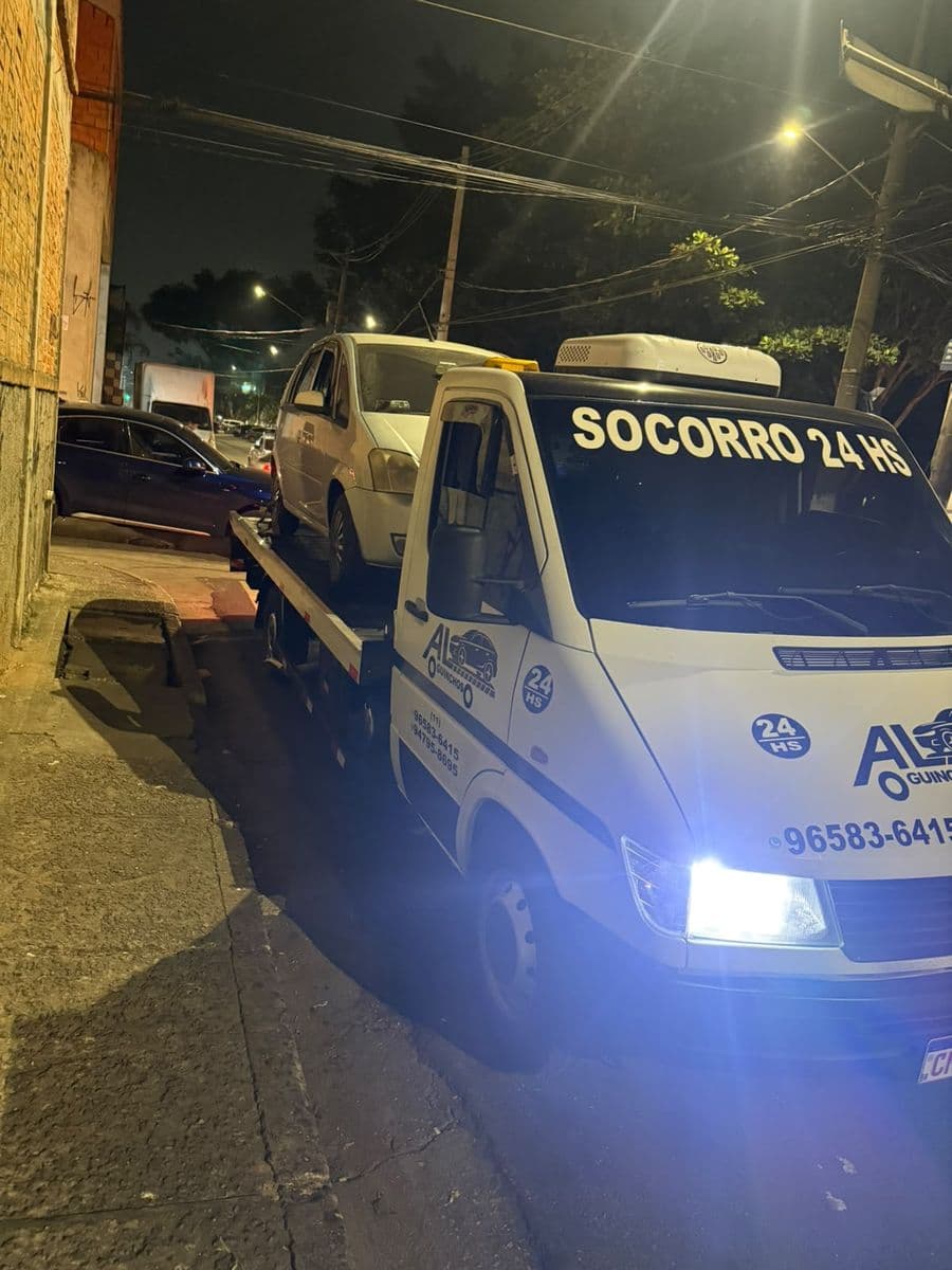 Guincho AL em atendimento noturno com faróis acesos