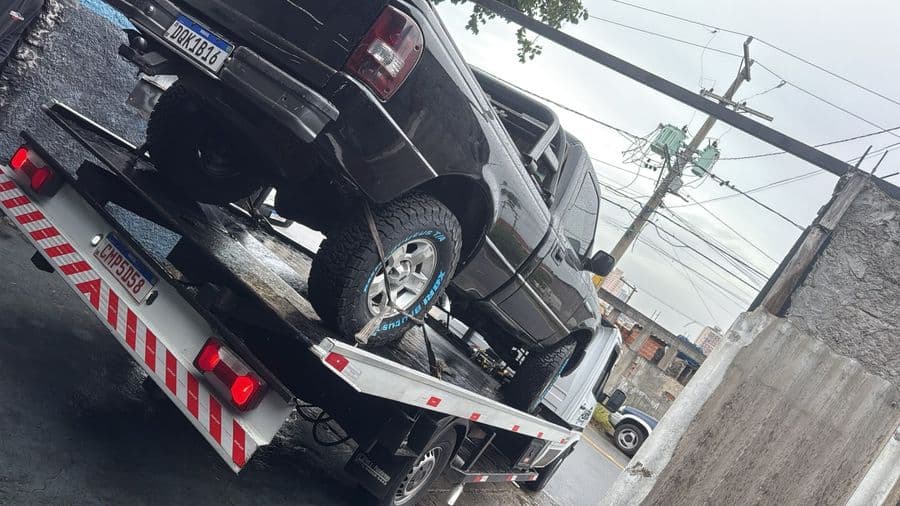 Guincho AL transportando veículo utilitário